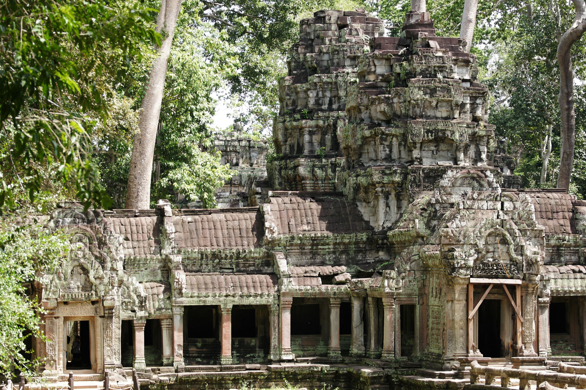 Ta Prohm ("königliches Kloster") ist ein zwischen dem späten 12. und frühen 13. Jahrhundert erbauter Tempel. Der Ta Prohm wurde während der Herrschaft des letzten großen Königs des Khmer-Reiches  erbaut, einem Anhänger des Mahayana-Buddhismus.